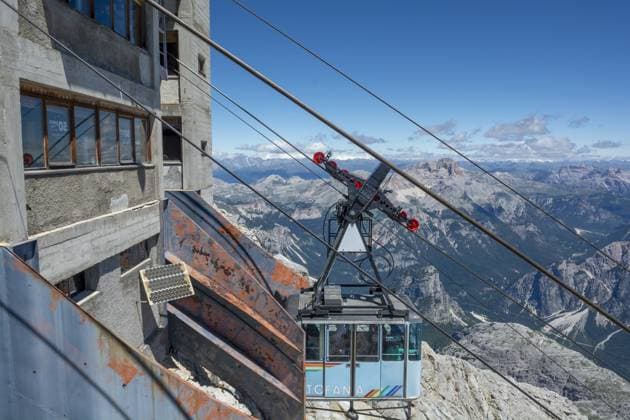 Cortina dAmpezzo, Dolomiten, Italien, 8. Juli 2022 : Seilbahn oder Gondelbahn, die im Sommer von Cortina dAmpezzo nach Tofana di Mezzo hinaufführt, Europa Cortina dAmpezzo, Dolomites, Italy, July, 8, 2022 : Cable car or Gondola lift ascending from Cortina dAmpezzo to Tofana di Mezzo in the summer, Europe Copyright: imageBROKER StefanxSutka ibxiqx09791182.jpg