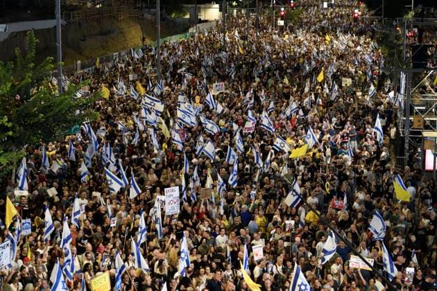 News Themen der Woche KW36 News Bilder des Tages Israelis Protested Against Israeli Government Calling For Immediate Release Of Hostages Thousands of Israelis protest against the Israeli government, calling for the immediate release of the hostages still held by Hamas in Gaza, outside the Ministry of Defence in Tel Aviv, Israel, on September 7, 2024. TEL AVIV Israel  Copyright: xGilixYaarix originalFilename: yaari-israelis240907_np9Uw.jpg