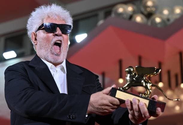 Entertainment Bilder des Tages September 7, 2024, Venice, Italy: Spanish director and screenwriter Pedro Almodovar holds the Golden Lion award for his movie The room next door during the closing ceremony of the 81st annual Venice International Film Festival. Venice Italy  - ZUMAa110 20240907_zaf_a110_121 Copyright: xEttorexFerrarix