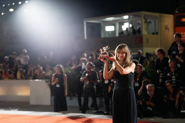 Entertainment Bilder des Tages 2024 Winners Photocall - The 81st Venice International Film Festival Maura Delpero poses with the Silver Lion Grand Jury Prize Award during the 81st Venice International Film Festival at Palazzo del Cinema in Venice, Italy, on September 7, 2024. Venice Italy  Copyright: xLucaxCarlinox originalFilename: carlino-notitle240907_np6Cl.jpg