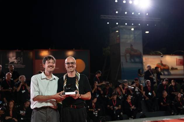 Entertainment Bilder des Tages 2024 Winners Photocall - The 81st Venice International Film Festival Heitor Lorega and Murilo Hauser pose with the Best Screenplay Award during the 81st Venice International Film Festival at Palazzo del Cinema in Venice, Italy, on September 07, 2024 Venice Italy  Copyright: xLucaxCarlinox originalFilename: carlino-notitle240907_npf2J.jpg