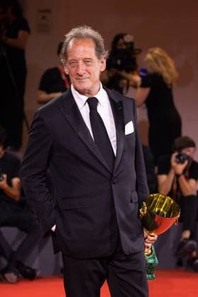 News - 2024 Winners Photocall - The 81st Venice International Film Festival Vincent Lindon poses with his award for best male actor during the 81st Venice International Film Festival at Palazzo del Cinema on September 7, 2024 in Venice, Italy. Photo: Cinzia Camela. Lido di Venezia Palazzo del Cinema Italy Copyright: xCinziaxCamelax xLiveMediax LPN_1508189