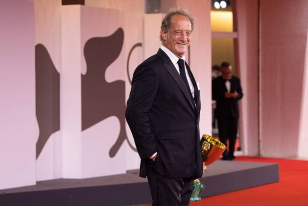 News - 2024 Winners Photocall - The 81st Venice International Film Festival Vincent Lindon poses with his award for best male actor during the 81st Venice International Film Festival at Palazzo del Cinema on September 7, 2024 in Venice, Italy. Photo: Cinzia Camela. Lido di Venezia Palazzo del Cinema Italy Copyright: xCinziaxCamelax xLiveMediax LPN_1508191