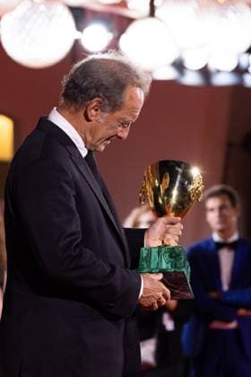 News - 2024 Winners Photocall - The 81st Venice International Film Festival Vincent Lindon poses with his award for best male actor during the 81st Venice International Film Festival at Palazzo del Cinema on September 7, 2024 in Venice, Italy. Photo: Cinzia Camela. Lido di Venezia Palazzo del Cinema Italy Copyright: xCinziaxCamelax xLiveMediax LPN_1508204