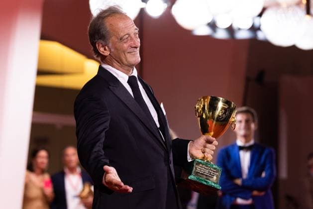News - 2024 Winners Photocall - The 81st Venice International Film Festival Vincent Lindon poses with his award for best male actor during the 81st Venice International Film Festival at Palazzo del Cinema on September 7, 2024 in Venice, Italy. Photo: Cinzia Camela. Lido di Venezia Palazzo del Cinema Italy Copyright: xCinziaxCamelax xLiveMediax LPN_1508207