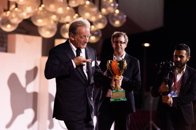 Entertainment Themen der Woche KW36 Entertainment Bilder des Tages News - 2024 Winners Photocall - The 81st Venice International Film Festival Vincent Lindon poses with his award for best male actor during the 81st Venice International Film Festival at Palazzo del Cinema on September 7, 2024 in Venice, Italy. Photo: Cinzia Camela. Lido di Venezia Palazzo del Cinema Italy Copyright: xCinziaxCamelax xLiveMediax LPN_1508210