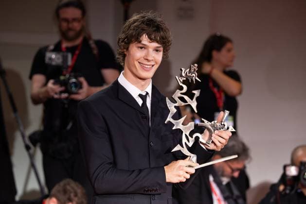 Entertainment Bilder des Tages News - 2024 Winners Photocall - The 81st Venice International Film Festival Paul Kircher poses with the Marcello Mastroianni Award for And Their Children After Them during the 81st Venice International Film Festival at Palazzo del Cinema on September 07, 2024 in Venice, Italy. Photo: Cinzia Camela. Lido di Venezia Palazzo del Cinema Italy Copyright: xCinziaxCamelax xLiveMediax LPN_1508398