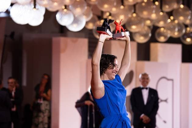 News - 2024 Winners Photocall - The 81st Venice International Film Festival Sarah Friedland poses with her awards for Best Director and the Lion of the Future Luigi de Laurentis Award for Familiar during the 81st Venice International Film Festival at Palazzo del Cinema on September 07, 2024 in Venice, Italy. Photo: Cinzia Camela. Lido di Venezia Palazzo del Cinema Italy Copyright: xCinziaxCamelax xLiveMediax LPN_1508519