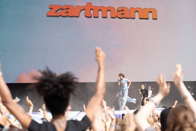 Der Sänger Zartmann bei seinem Auftritt beim Musikfestival Superbloom in München am 08.09.2024. München Olympiapark Bayern Deutschland
