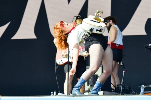 Bilder des Jahres 2024, Entertainment 09 September Entertainment Themen der Woche KW36 Entertainment Bilder des Tages Entertainment Musik, Lollapalooza Berlin 2024 08.09.2024, xdanx, Entertainment Musik, Lollapalooza Berlin 2024, v.l. Die Saengerin CMAT beim Lollapalooza Festival im Berliner Olympiastadion auf der Buehne. Die achte Ausgabe des Musikfestivals findet am Wochenende des 7. und 8. September 2024 im Olympiastadion und Olympiapark in Berlin statt. Berlin Olympiastadion Berlin Berlin Deutschland (DE) *** Entertainment Music, Lollapalooza Berlin 2024 08 09 2024, xdanx, Entertainment Music, Lollapalooza Berlin 2024, v l The singer CMAT on stage at the Lollapalooza Festival in Berlins Olympiastadion The eighth edition of the music festival will take place on the weekend of September 7 and 8, 2024 at the Olympiastadion and Olympiapark in Berlin Berlin Copyright: xDanielxLakomskix