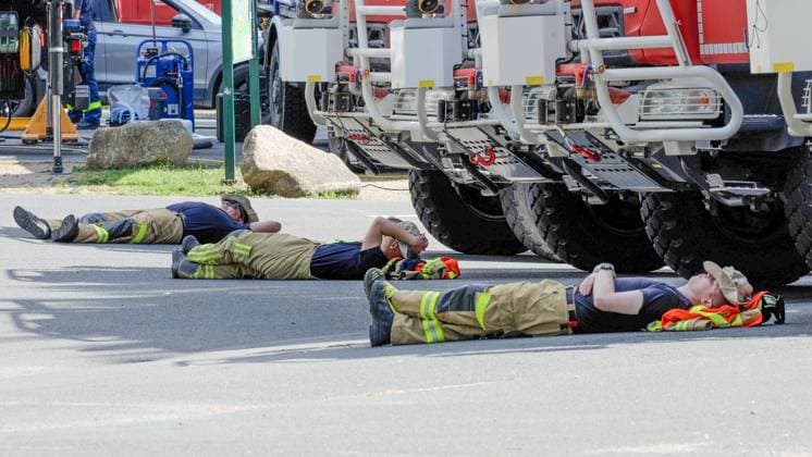 News Themen der Woche KW36 News Bilder des Tages Hitze im August und kein Regen - die Ausgangsbedingungen für den großen Waldbrand am Brocken waren ideal. Auch wenn zur Brandursache noch nichts bekannt ist, Totholz und ein Funke genügte um den Königsberg in Brand zu stecken. Seit Freitag laufen die Löscharbeiten. Mittlerweile sind Erfolge zu verzeichnen. Der Brand ist eingedämmt und nicht mehr außer Kontrolle. Dazu war extrem viel Manpower notwendig. Auch das Löschen aus der Luft zeigt sich sehr erfolgreich. Am Sonntag waren weiterhin zahlreiche Löschflugzeuge und Löschhubschrauber im Einsatz - unterstützt von der Bundeswehr. Bei den Temperaturen gehen die Kameraden teils an ihrer Belastungsgrenze. Am Mittag schliefen auf einem Parkplatz in Schierke mehrere Kameraden. Sie sind