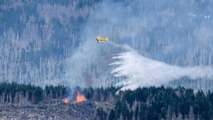 Bilder des Jahres 2024, News 09 September News Themen der Woche KW36 News Bilder des Tages Kritische Situation am Brocken seit Sonntagnachmittag. Die Wetterlage stellt sich so langsam um. Nachdem der Waldbrand am Brocken seit Freitag von Ostwinden vorangetrieben wurde, gab es gegen 16 Uhr auf Grund des anstehenden Wetterwechsels eine Winddrehung auf Süd. Die Folge, Glutnester wurden vom Südwind entfacht und nach Norden vorangetrieben. Löschhubschrauber, welche eigentlich Glutnester ablöschen sollten, wurden sofort zur neuen Feuerstelle beordert. Auch die Löschflugzeuge flogen den in Flammen stehenden Bereich an (on tape). Spezialkräfte für Waldbrandbekämpfung begutachteten die Lage vom Wurmberg und koordinierten die Flugzeuge und Löschhubschrauber. Der Südwind wird weiterhin böig sein, bevor gegen Abend mit dem Südwin