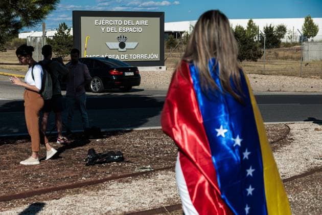 Bilder des Jahres 2024, News 09 September News Themen der Woche KW36 News Bilder des Tages Venezuelans wait for the arrival of Edmundo González to Spain Several Venezuelans wait outside the Torrejón Air Base, on September 8, 2024, in Torrejón de Ardoz, Madrid Spain The Spanish government has informed this Sunday, September 8, 2024, that it will take in as political asylum the Venezuelan opponent Edmundo González Urrutia, who has already left Caracas in a Spanish Air Force plane, that it will receive as political asylum the Venezuelan opponent Edmundo González Urrutia, who has already left Caracas in a Spanish Air Force plane 08 SEPTEMBER 2024 Carlos Lujá Torrejon de Ardoz Madrid Torrejon de Ardoz Madrid Espana  Copyright: xCarlosxLujanx 6198519