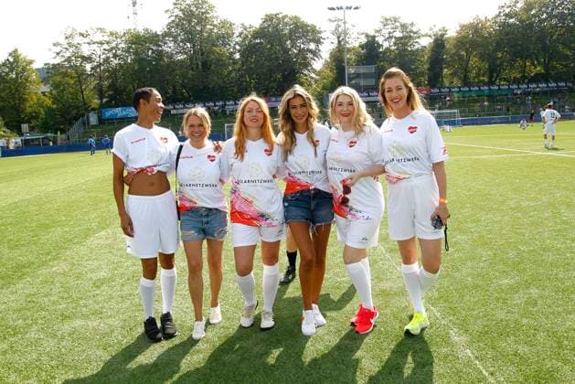 Annabelle Mandeng, Nova Meierhenrich, Esther Roling, Yasmina Filali, Sandra Quadflieg und Julia Stinshoff beim Benefiz Fussballspiel Kicken mit Herz zugunsten der Kinder Herzstation der Universitaetsklinik Eppendorf am 8.09.2024 in Hamburg Kicken mit Herz 2024 Benefiz Event in Hamburg