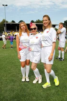 Esther Roling, Belle la Donna und Julia Stinshoff beim Benefiz Fussballspiel Kicken mit Herz zugunsten der Kinder Herzstation der Universitaetsklinik Eppendorf am 8.09.2024 in Hamburg Kicken mit Herz 2024 Benefiz Event in Hamburg