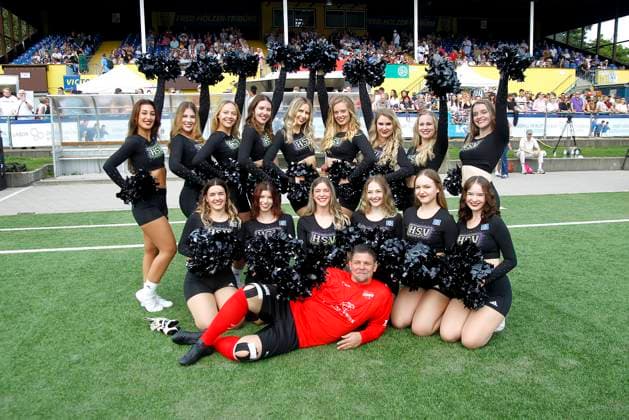 Entertainment Bilder des Tages Tim Maelzer umringt von einer Cheerleading Gruppe beim Benefiz Fussballspiel Kicken mit Herz zugunsten der Kinder Herzstation der Universitaetsklinik Eppendorf am 8.09.2024 in Hamburg Kicken mit Herz 2024 Benefiz Event in Hamburg