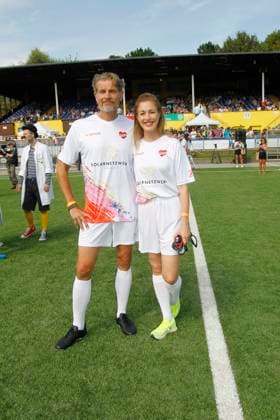 Goetz Otto und Julia Stinshoff beim Benefiz beim Benefiz Fussballspiel Kicken mit Herz zugunsten der Kinder Herzstation der Universitaetsklinik Eppendorf am 8.09.2024 in Hamburg Kicken mit Herz 2024 Benefiz Event in Hamburg
