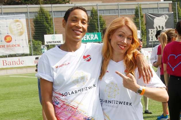 Annabelle Mandeng und Esther Roling beim Benefiz Fussballspiel Kicken mit Herz zugunsten der Kinder Herzstation der Universitaetsklinik Eppendorf am 8.09.2024 in Hamburg Kicken mit Herz 2024 Benefiz Event in Hamburg