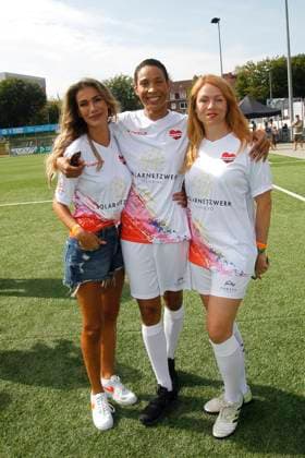 Yasmina Filali, Annabelle Mandeng und Esther Roling beim Benefiz Fussballspiel Kicken mit Herz zugunsten der Kinder Herzstation der Universitaetsklinik Eppendorf am 8.09.2024 in Hamburg Kicken mit Herz 2024 Benefiz Event in Hamburg