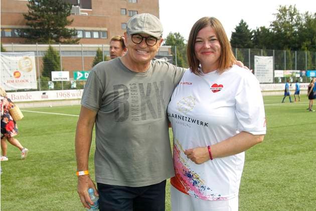 Ewald Lienen und Katharina Fegebank beim Benefiz Fussballspiel Kicken mit Herz zugunsten der Kinder Herzstation der Universitaetsklinik Eppendorf am 8.09.2024 in Hamburg Kicken mit Herz 2024 Benefiz Event in Hamburg