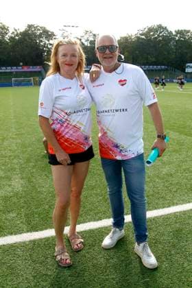 Nina Petri und Marek Erhardt beim Benefiz beim Benefiz Fussballspiel Kicken mit Herz zugunsten der Kinder Herzstation der Universitaetsklinik Eppendorf am 8.09.2024 in Hamburg Kicken mit Herz 2024 Benefiz Event in Hamburg