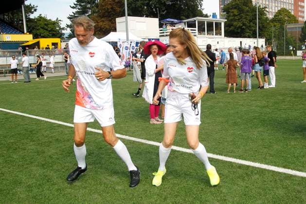 Goetz Otto und Julia Stinshoff beim Benefiz beim Benefiz Fussballspiel Kicken mit Herz zugunsten der Kinder Herzstation der Universitaetsklinik Eppendorf am 8.09.2024 in Hamburg Kicken mit Herz 2024 Benefiz Event in Hamburg