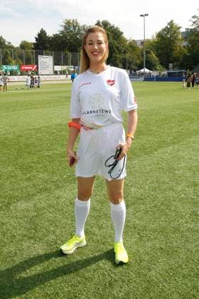 Julia Stinshoff beim Benefiz beim Benefiz Fussballspiel Kicken mit Herz zugunsten der Kinder Herzstation der Universitaetsklinik Eppendorf am 8.09.2024 in Hamburg Kicken mit Herz 2024 Benefiz Event in Hamburg