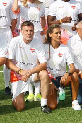 Thomas Helmer und Yasmina Filali beim Benefiz Fussballspiel Kicken mit Herz zugunsten der Kinder Herzstation der Universitaetsklinik Eppendorf am 8.09.2024 in Hamburg Kicken mit Herz 2024 Benefiz Event in Hamburg