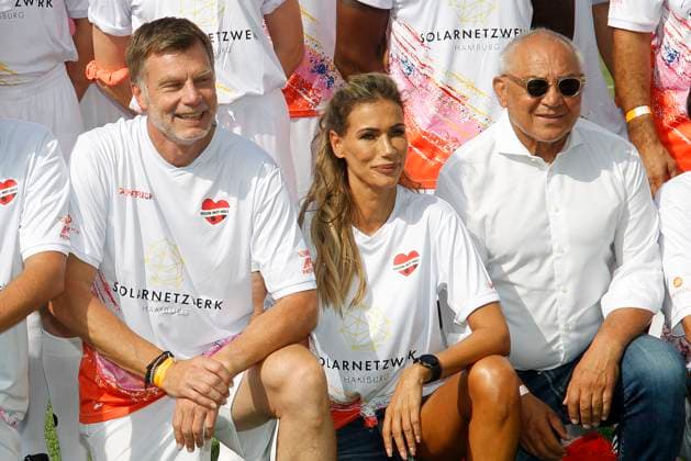 Bilder des Jahres 2024, Entertainment 09 September Entertainment Themen der Woche KW36 Entertainment Bilder des Tages Thomas Helmer, Yasmina Filali und Felix Magath beim Benefiz Fussballspiel Kicken mit Herz zugunsten der Kinder Herzstation der Universitaetsklinik Eppendorf am 8.09.2024 in Hamburg Kicken mit Herz 2024 Benefiz Event in Hamburg *** Thomas Helmer, Yasmina Filali and Felix Magath at the Kicken mit Herz charity football match for the benefit of the childrens heart ward at Eppendorf University Hospital on 8 September 2024 in Hamburg Kicken mit Herz 2024 charity event in Hamburg 
