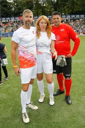 Micky Beisenherz, Esther Roling und Tim Maelzer beim Benefiz Fussballspiel Kicken mit Herz zugunsten der Kinder Herzstation der Universitaetsklinik Eppendorf am 8.09.2024 in Hamburg Kicken mit Herz 2024 Benefiz Event in Hamburg