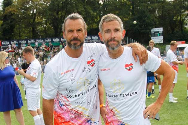Stephan Luca und Micky Beisenherz beim Benefiz Fussballspiel Kicken mit Herz zugunsten der Kinder Herzstation der Universitaetsklinik Eppendorf am 8.09.2024 in Hamburg Kicken mit Herz 2024 Benefiz Event in Hamburg