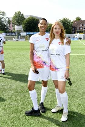 Annabelle Mandeng und Esther Roling beim 16. Benefiz Fussballspiel Kicken mit Herz zugunsten der Kinder Herzstation des UKE Eppendorf in Hamburg am 08.09.2024