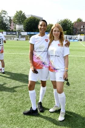 Annabelle Mandeng und Esther Roling beim 16. Benefiz Fussballspiel Kicken mit Herz zugunsten der Kinder Herzstation des UKE Eppendorf in Hamburg am 08.09.2024