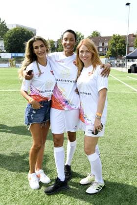 Yasmina Filali, Annabelle Mandeng und Esther Roling beim 16. Benefiz Fussballspiel Kicken mit Herz zugunsten der Kinder Herzstation des UKE Eppendorf in Hamburg am 08.09.2024