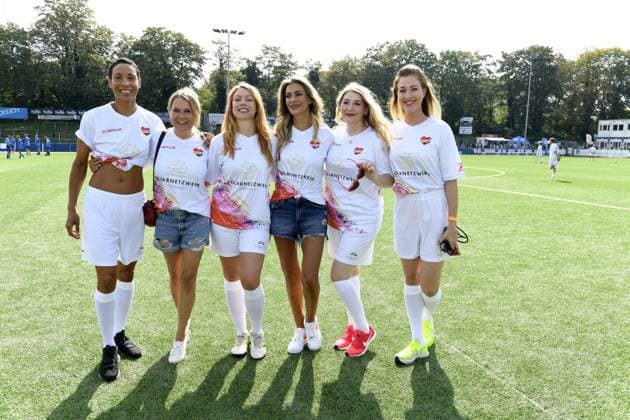 Annabelle Mandeng, Nova Meierhenrich, Esther Roling, Yasmina Filali, Sandra Quadflieg und Julia Stinshoff beim 16. Benefiz Fussballspiel Kicken mit Herz zugunsten der Kinder Herzstation des UKE Eppendorf in Hamburg am 08.09.2024