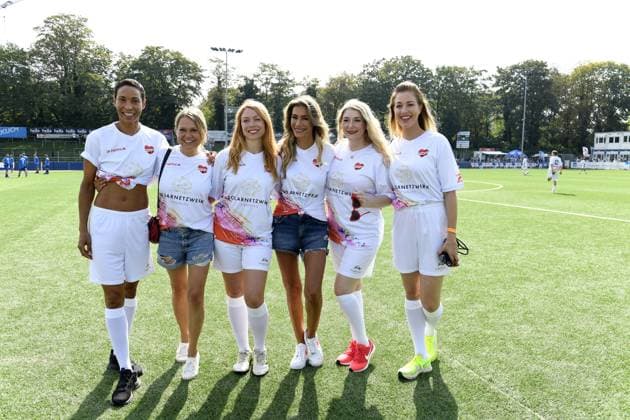 Annabelle Mandeng, Nova Meierhenrich, Esther Roling, Yasmina Filali, Sandra Quadflieg und Julia Stinshoff beim 16. Benefiz Fussballspiel Kicken mit Herz zugunsten der Kinder Herzstation des UKE Eppendorf in Hamburg am 08.09.2024