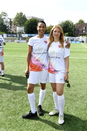 Annabelle Mandeng und Esther Roling beim 16. Benefiz Fussballspiel Kicken mit Herz zugunsten der Kinder Herzstation des UKE Eppendorf in Hamburg am 08.09.2024