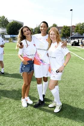 Yasmina Filali, Annabelle Mandeng und Esther Roling beim 16. Benefiz Fussballspiel Kicken mit Herz zugunsten der Kinder Herzstation des UKE Eppendorf in Hamburg am 08.09.2024