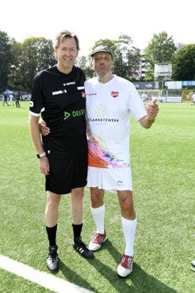 Lou Richter und Rolf Harald Fuhrmann beim 16. Benefiz Fussballspiel Kicken mit Herz zugunsten der Kinder Herzstation des UKE Eppendorf in Hamburg am 08.09.2024
