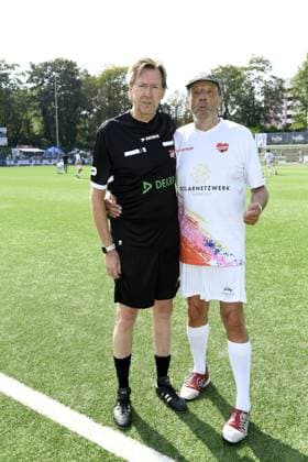 Lou Richter und Rolf Harald Fuhrmann beim 16. Benefiz Fussballspiel Kicken mit Herz zugunsten der Kinder Herzstation des UKE Eppendorf in Hamburg am 08.09.2024