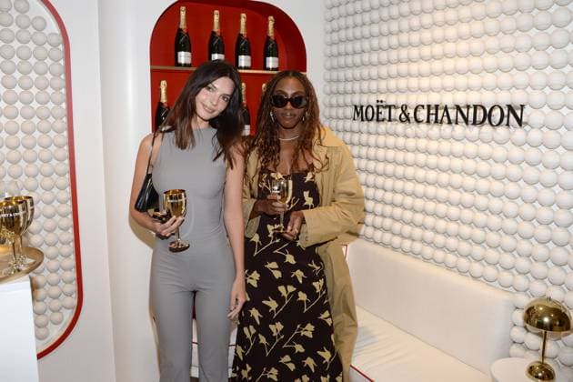 Celebrities at the Moet & Chandon Clubhouse suite at the US Open Featuring: Emily Ratajkowski, Ziwe Where: Queens, New York, United States When: 08 Sep 2024 Credit: Joey Andrew startraksphoto.com EDITORIAL USE ONLY. NOT FOR USE BY NEWSPAPERS BASED IN THE UK. Copyright: xJOEYxANDREWx instar54104594