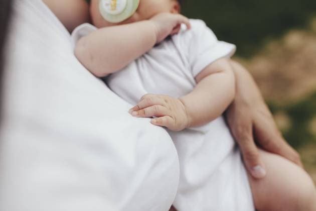 Creative Highlights Symbolfotos Kleine Babyhände, Mutter mit Baby, Pflege des Babys, Mutter trägt Baby Little baby s hands, mother with baby, care of baby, mother carrying baby. Copyright: imageBROKER LenaxIvanova ibxiqx11147138.jpg ,model released, Symbolfoto ,property released