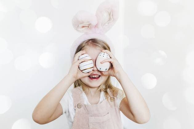 Creative Highlights Symbolfotos Kleines Mädchen mit Ostereiern und Hasenohren Hut Little girl with Easter eggs and bunny ears hat. Copyright: imageBROKER LenaxIvanova ibxiqx11147192.jpg ,model released, Symbolfoto ,property released