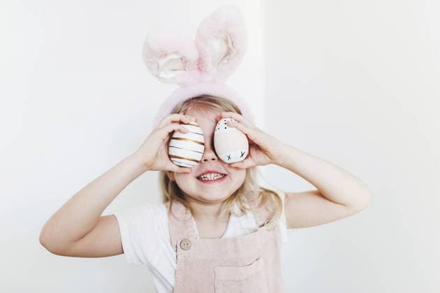 Kleines Mädchen mit Ostereiern und Hasenohren Hut Little girl with Easter eggs and bunny ears hat. Copyright: imageBROKER LenaxIvanova ibxiqx11147193.jpg ,model released, Symbolfoto ,property released