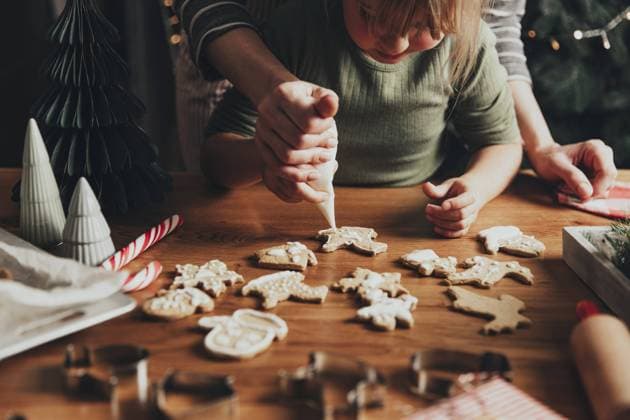 Creative Highlights Symbolfotos Zubereitung von Speisen für Weihnachten und Neujahr. Weihnachtslebkuchen backen, frisch gebackene Plätzchen mit Zuckerguss und Mastix verzieren. Mama und Kind, authentische schöne Momente. DIY, Kreativität Konzept Christmas and New Year food preparation. Xmas gingerbread cooking, making and decorating freshly baked cookies with icing and mastic. Mommy and child, authentic lovely moments. DIY, creativity concept Copyright: imageBROKER OlenaxIvanova ibxiqx11148604.jpg ,model released, Symbolfoto ,property released
