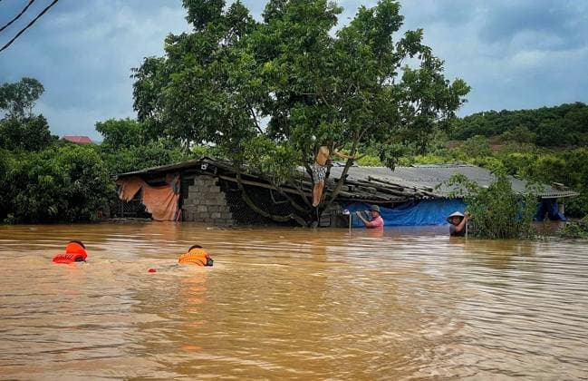 News Themen der Woche KW36 News Bilder des Tages (240909) -- HANOI, Sept. 9, 2024 -- Rescuers help people evacuate from a flooded area in Vietnam s northern province of Bac Ninh, Sept. 8, 2024. Super typhoon Yagi that swept through Vietnam s northern mountainous localities over the weekend killed at least 21 people and injured 229 others, according to the Ministry of Agriculture and Rural Development on Sunday evening. (VNA via Xinhua) (SpotNews)VIETNAM-TYPHOON YAGI-AFTERMATH HuxJiali 