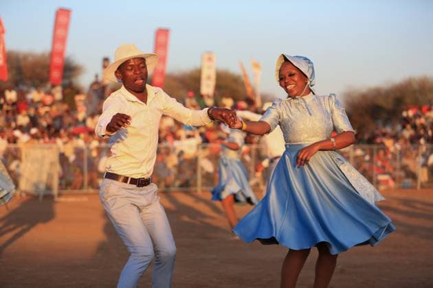 Entertainment Themen der Woche KW36 Botswana, Dithubaruba Kultur-Festival (240909) -- MOLEPOLOLE, Sept. 9, 2024 -- People dance during the Dithubaruba cultural festival in Molepolole village of Botswana on Sept. 7, 2024. The event was held here Saturday to promote Kweneng cultural heritage. It is one of the national events celebrated by Bakwena tribe with various cultural activities ranging from traditional dance, poetry, contemporary music and traditional foods. (Photo by Xinhua) BOTSWANA-MOLEPOLOLE-DITHUBARUBA CULTURAL FESTIVAL MetlhaxNgubevana 