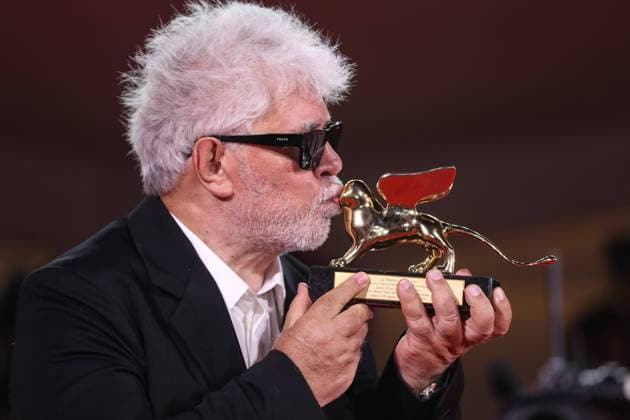 Entertainment Themen der Woche KW36 (240909) -- BEIJING, Sept. 9, 2024 -- Spanish director Pedro Almodovar kisses the Golden Lion Award for Best Film for the movie The Room Next Door at the awards ceremony of the 81st Venice Film Festival in Venice, Italy, Sept. 7, 2024. The 81st Venice Film Festival closed here on Sept. 7. ) XINHUA PHOTOS OF THE DAY LixJing 