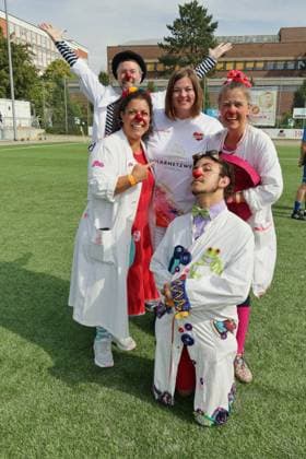 RECORD DATE NOT STATED KICKEN MIT HERZ, 08.09.2024 Katharina Fegebank mit den Klinik Clowns, Kicken mit Herz das Benefiz Fussballspiel zu Gunsten der Kinderstation des UKE im Stadion des SC Victoria, Hamburg, 08.09.2024 Copyright: xEventpressxMPx
