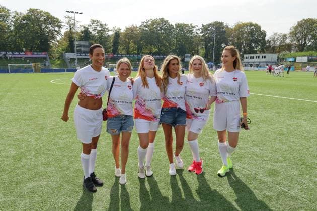 RECORD DATE NOT STATED KICKEN MIT HERZ, 08.09.2024 Annabelle Mandeng, Nova Meierhenrich, Esther Roling, Yasmina Fiilali, Sandra Quadflieg, Julia Stinshoff, Kicken mit Herz das Benefiz Fussballspiel zu Gunsten der Kinderstation des UKE im Stadion des SC Victoria, Hamburg, 08.09.2024 Copyright: xEventpressxMPx